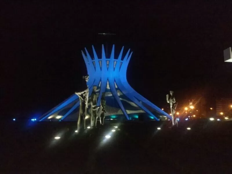 imagem do monumento catedral em brasilia com as estatuas em primeiro plano e a noite